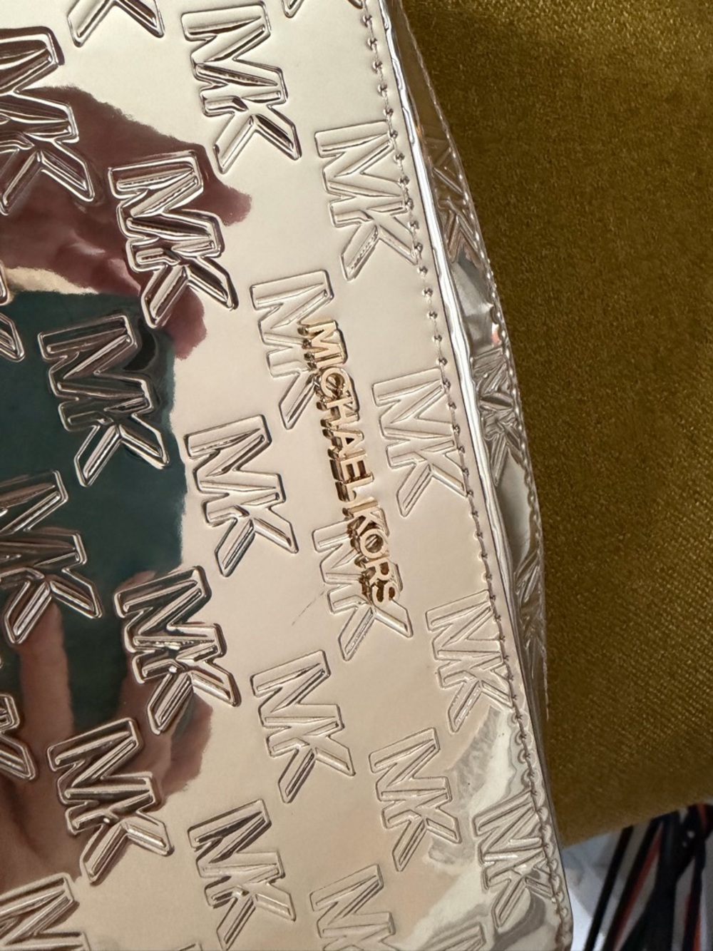 Michael Kors JetSet Crossbody in logo Gold Patent - Picture 11 of 13